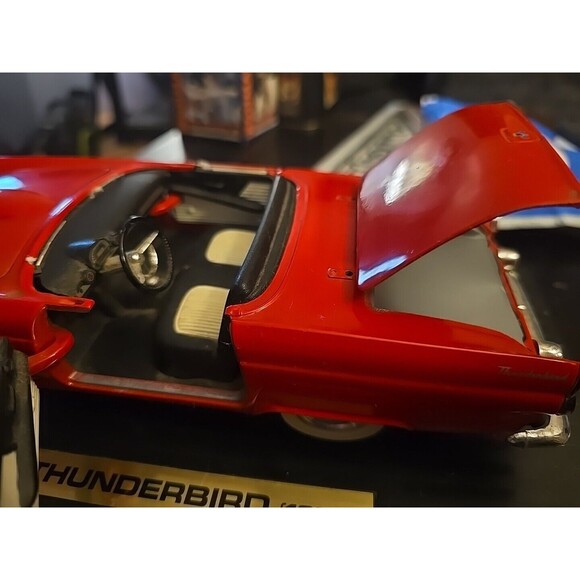 1:18 Road Tough Collection 1955 Ford Thunderbird Red - Picture 4 of 5